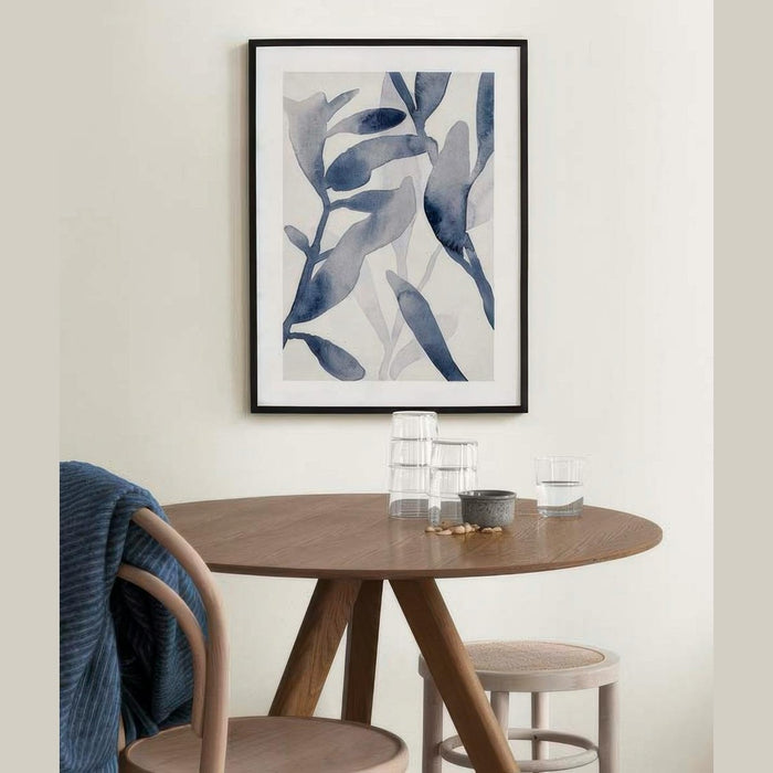 Affiche encadrée Aquavia accrochée au mur – mise en ambiance salon