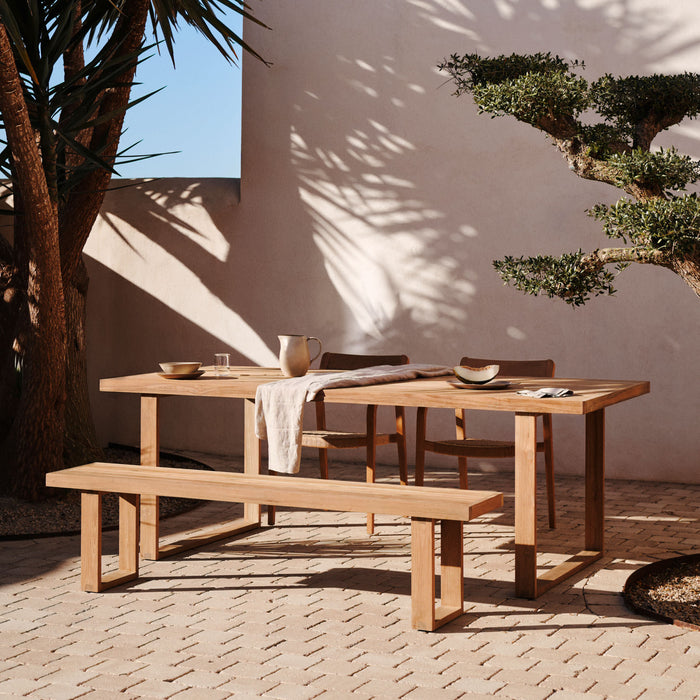 Banc Tamariu en teck – en situation sur une terrasse