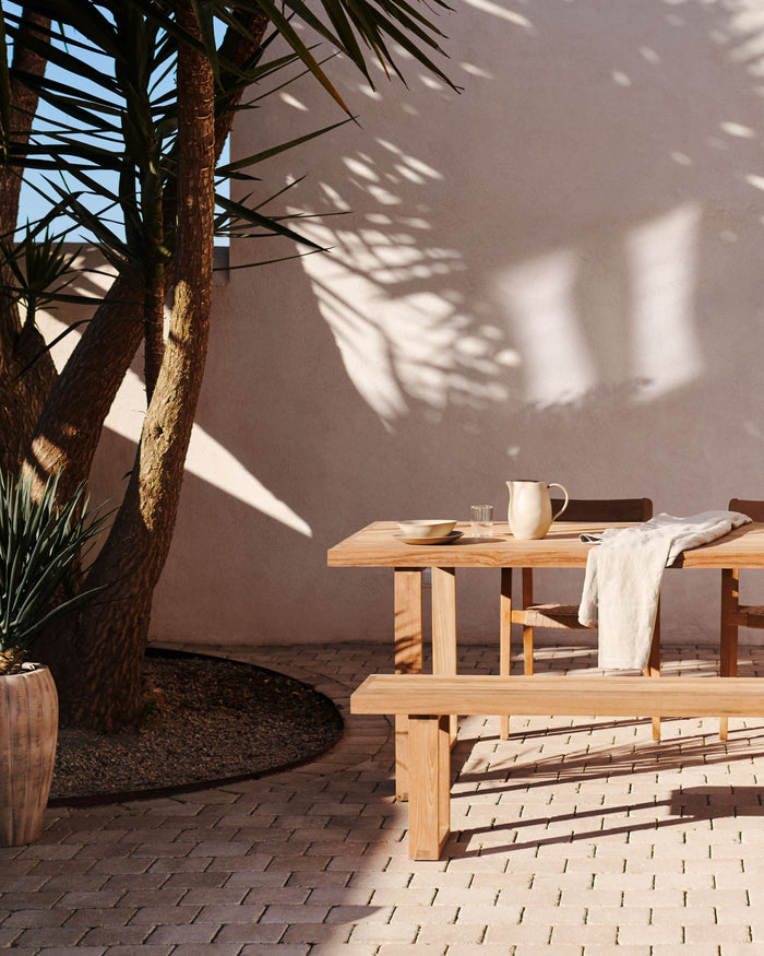 Banc Tamariu en teck – en situation dans un jardin