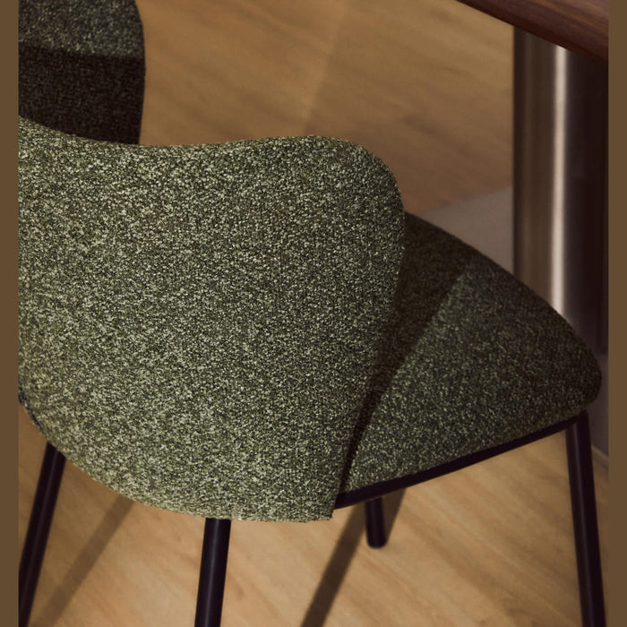Chaise Avena vert foncé en chenille, mise en situation salle à manger