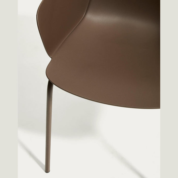 Chaise Cardona marron – détail de la finition des pieds