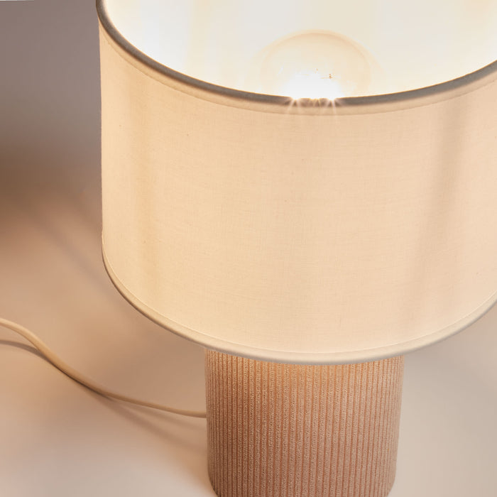 Lampe à poser Llançà beige – vue de trois quarts