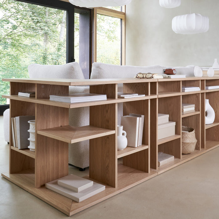 Bibliothèque Abalou en situation derrière un canapé de salon