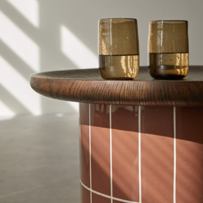 Table d'appoint Georges – ambiance intérieure, détail du socle en ciment
